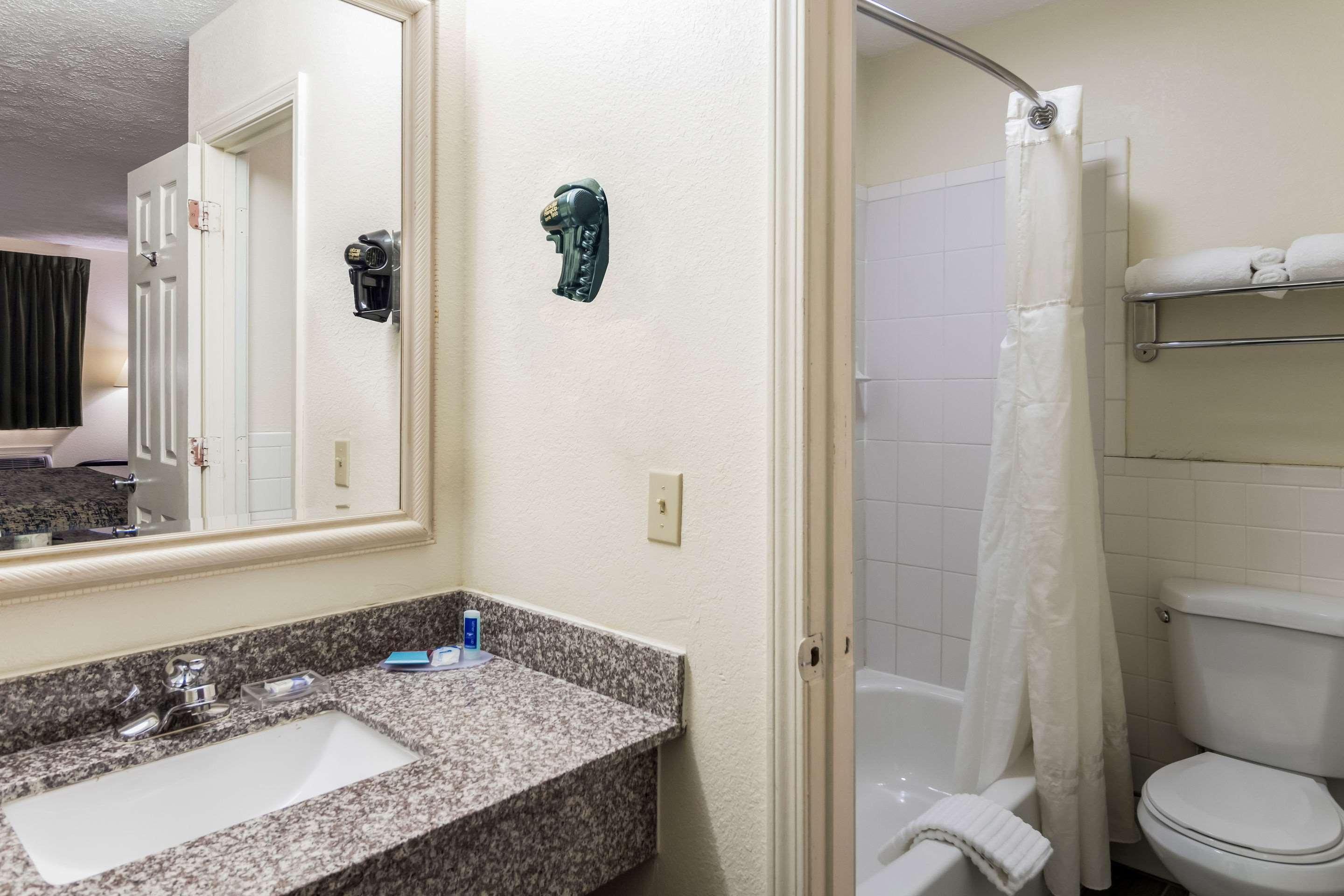 Rodeway Inn Cadiz Экстерьер фото
